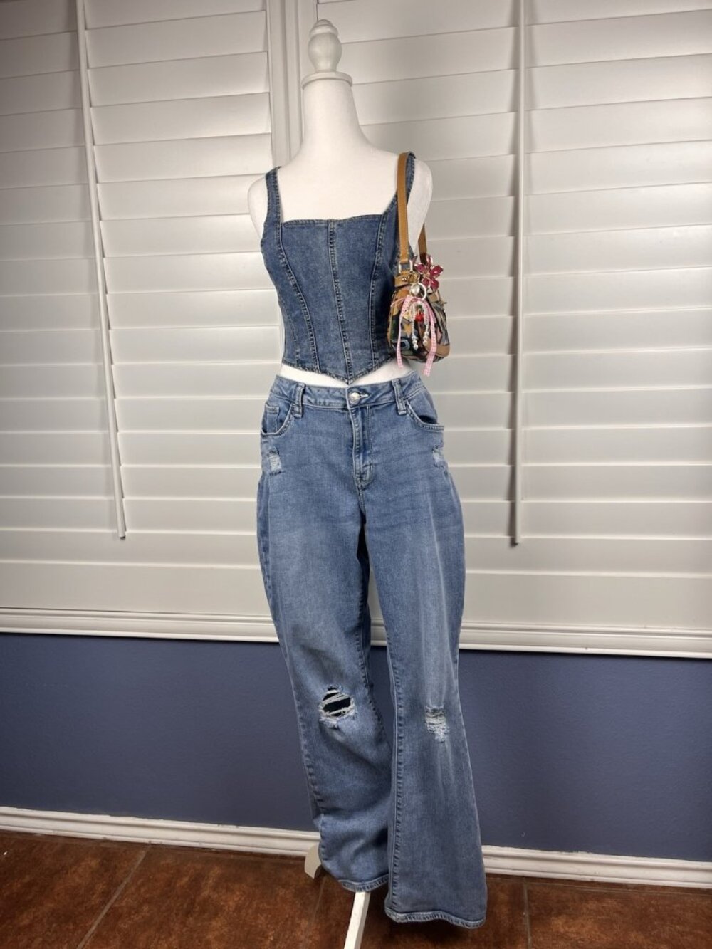 Arizona Jean Co Womenโs Size 15 Light Wash Mid Rise Distressed Bootcut Jeans